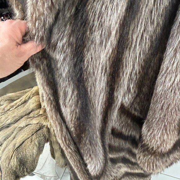 Racoon, full length coat, drop skin, barely warn, size XXL, 6000 PRELOVED 1495 - Picture 4 of 4